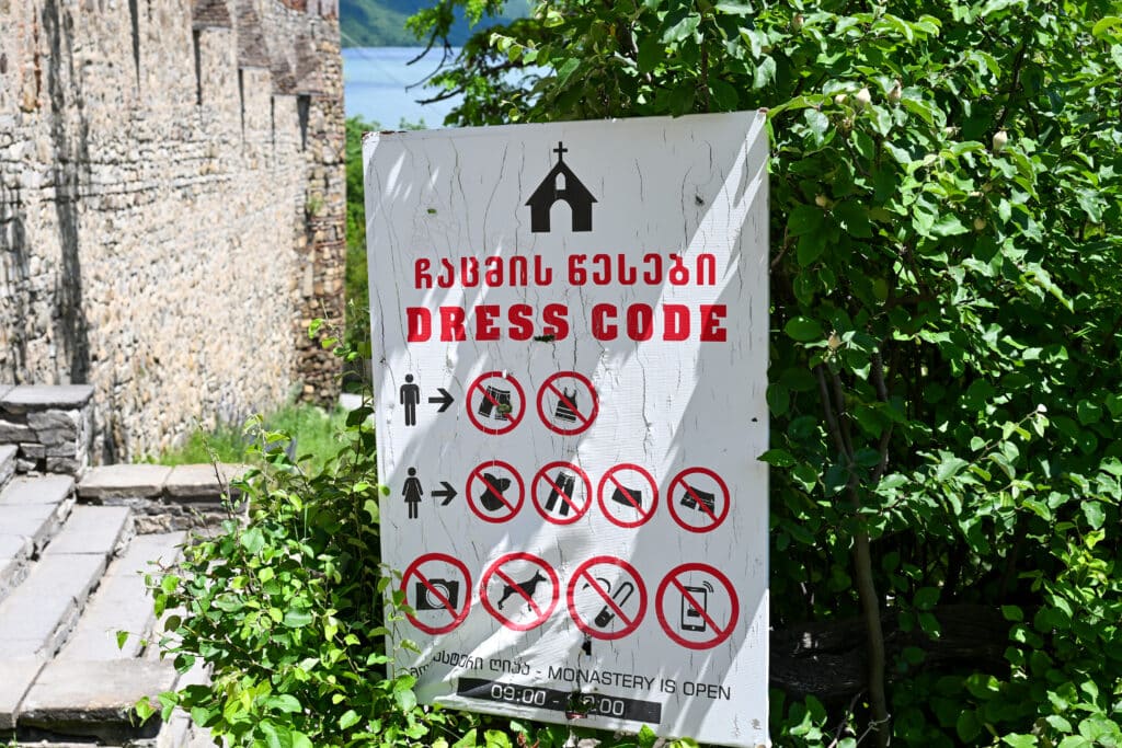 White sign showing the correct dress code for entering a church