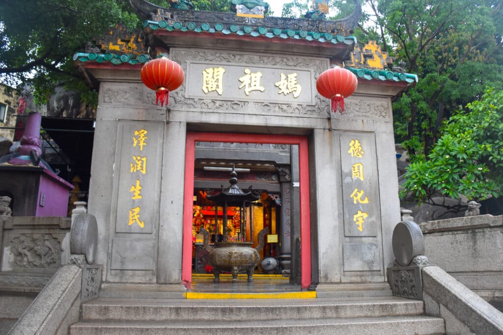 Temple doors with two red lanterns outside