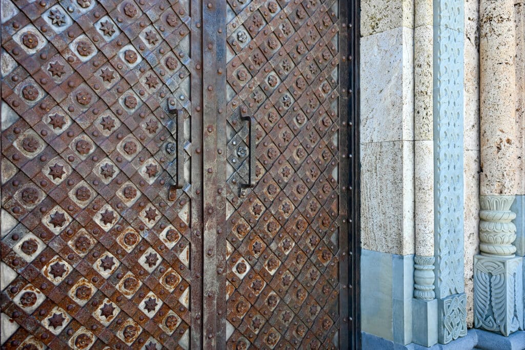 Beautiful doors with criss cross brasss design fills the frame